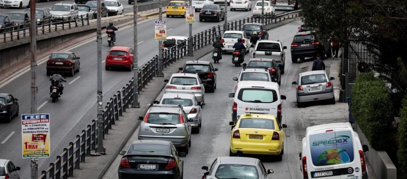 Αυξημένη η κίνηση - Αυτοκίνητο πήρε φωτιά στην Αθηνών-Λαμίας (χάρτης)